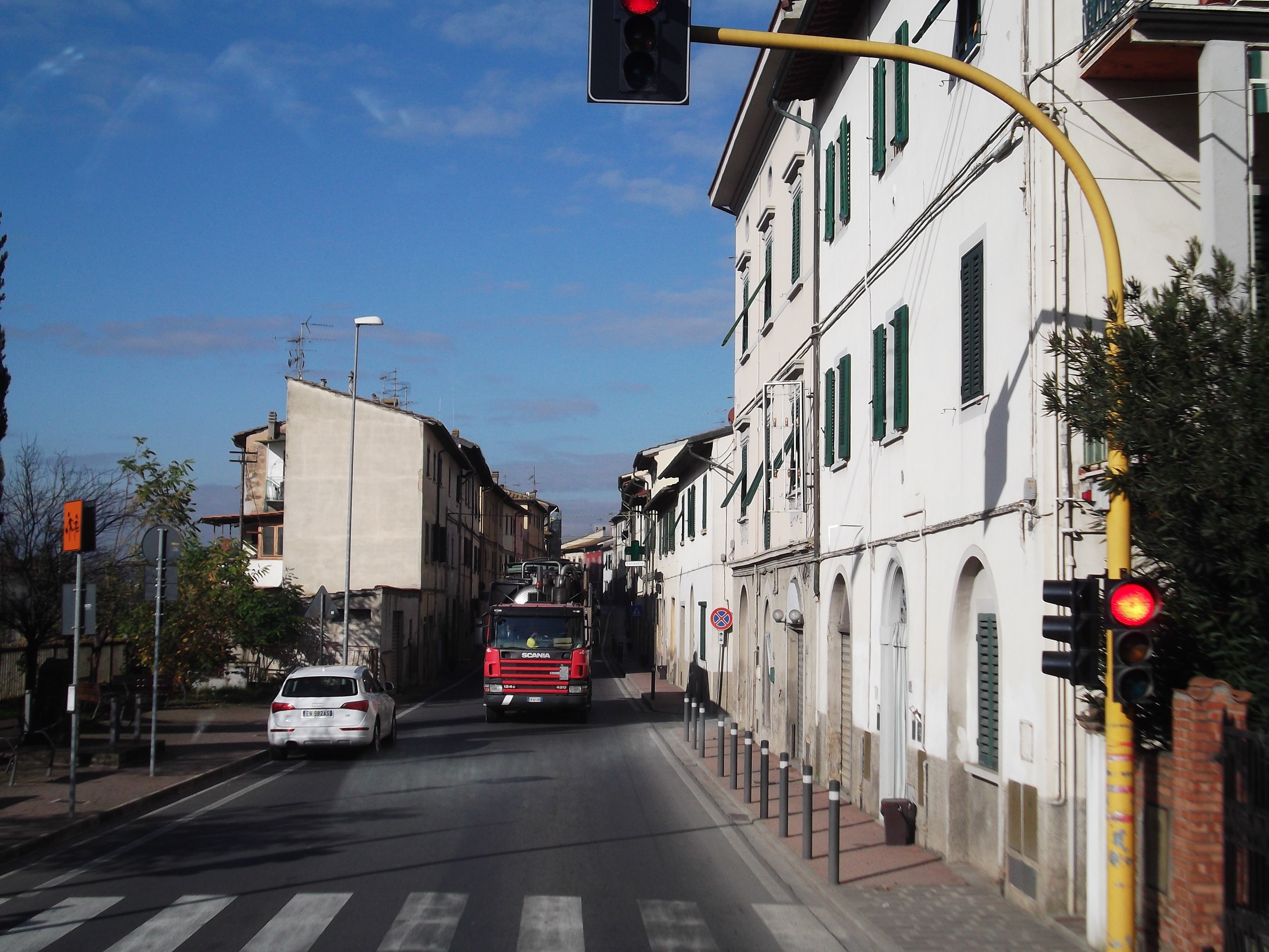 Ulazak u mesto Granajola. Glavna ulica je tako uska, da se vozila ne mogu mimoići. Zato je postavljen semafor. Vozi se u jednom smeru, čas sa jedne a onda sa druge strane.