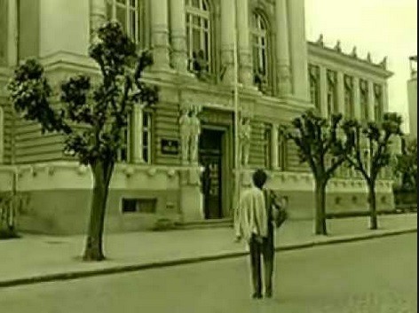 Miki Jevremović ispred Gimnazije.  Pesma Ti i ja (Kolubara)