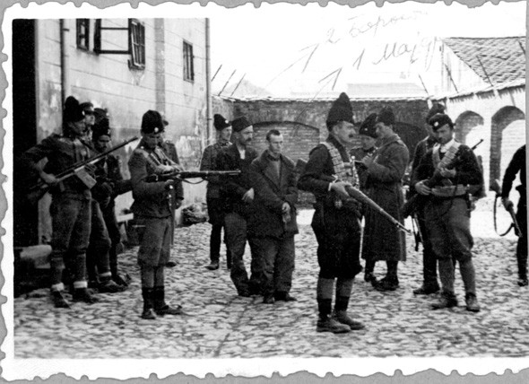 Borota (sa šubarom) i Majer pred pogubljenje u Valjevu