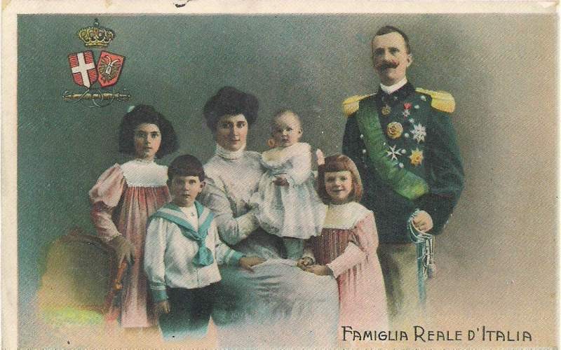 Kraljevski par sa decom: Jolanda, Mafalda, Umberto, Đovana… nedostaje najmlađa Marija koja još nije bila rođena. Đovana koju majka drži u naručju će postati bugarska carica, a Mafalda (devojčica uz očev skut) će stradati u koncentracionom logoru Buhenvald