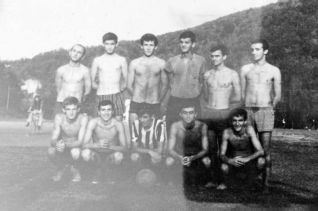 Fudbalska utakmica na Pećini - gornji i donji grad. Granica među njima bila je ulica Vuka Karadžića. Na slici ekipa donjeg grada