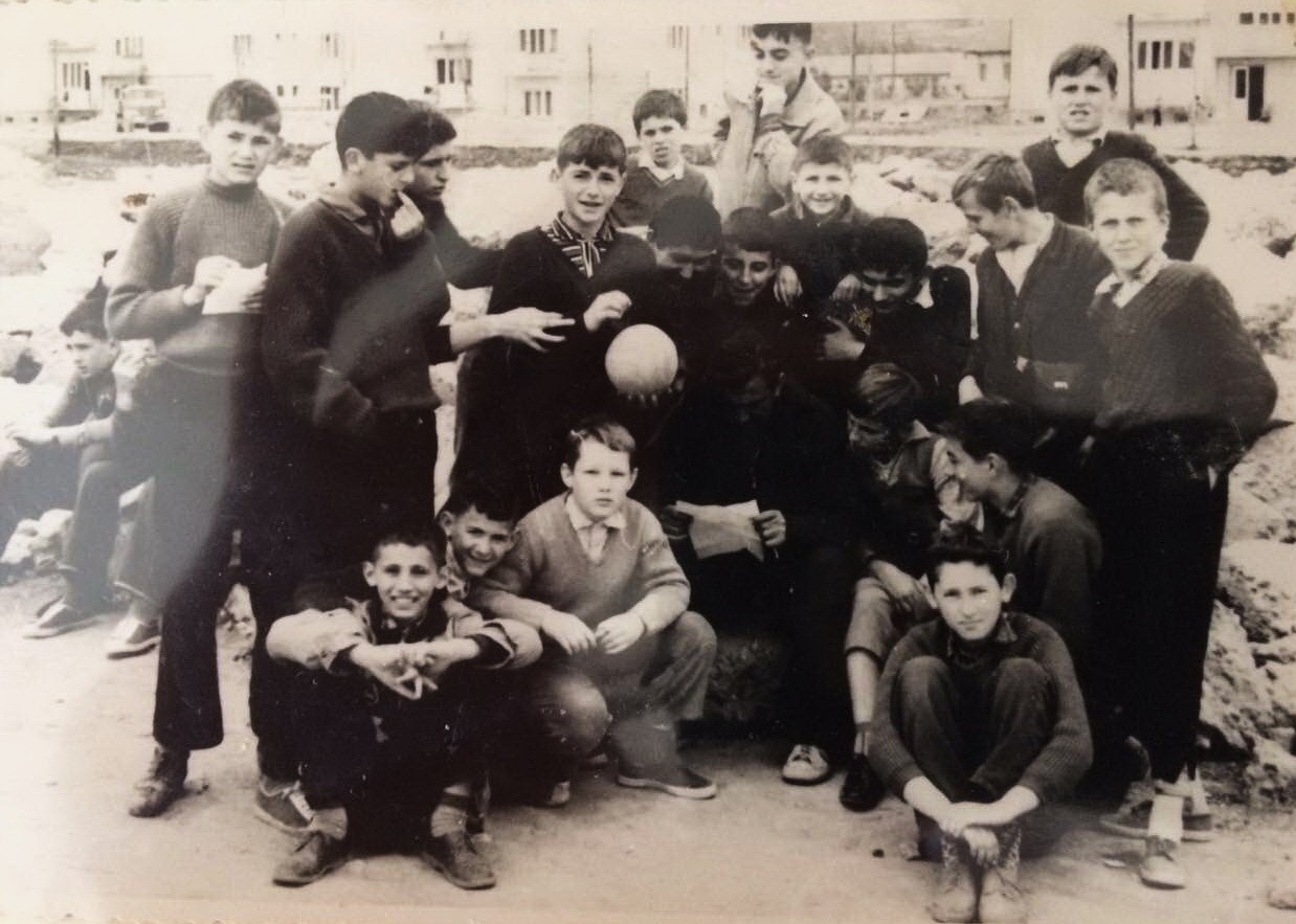 Školsko takmičenje u malom fudbalu, djaci oko nastavnika fizičkog vaspitanja Mikana Lalovića (ja već pravim izveštaj!) / Voja Milutinović, Miško Krsmanović, Dragan Kovačević, Kinez, Roja, Mića da Rold...