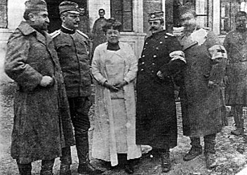 Nadežda Petrović sa osobljem Valjevske bolnice 1915.