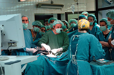 Profesor Kanis operiše u Valjevskoj bolnici (foto: D. Krunić)
