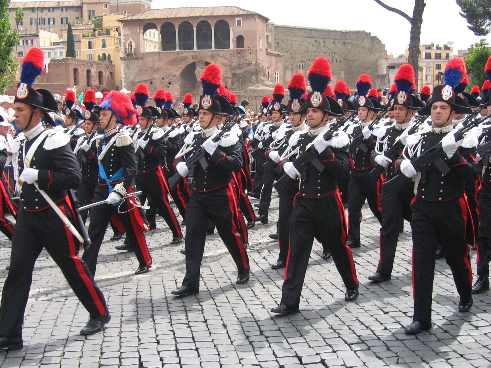 Parada za dan Republike 2. jun. Karabinjeri u svečanim uniforma. O pasu – sablja u rukama automatska puška 'beretta AR 70/90'