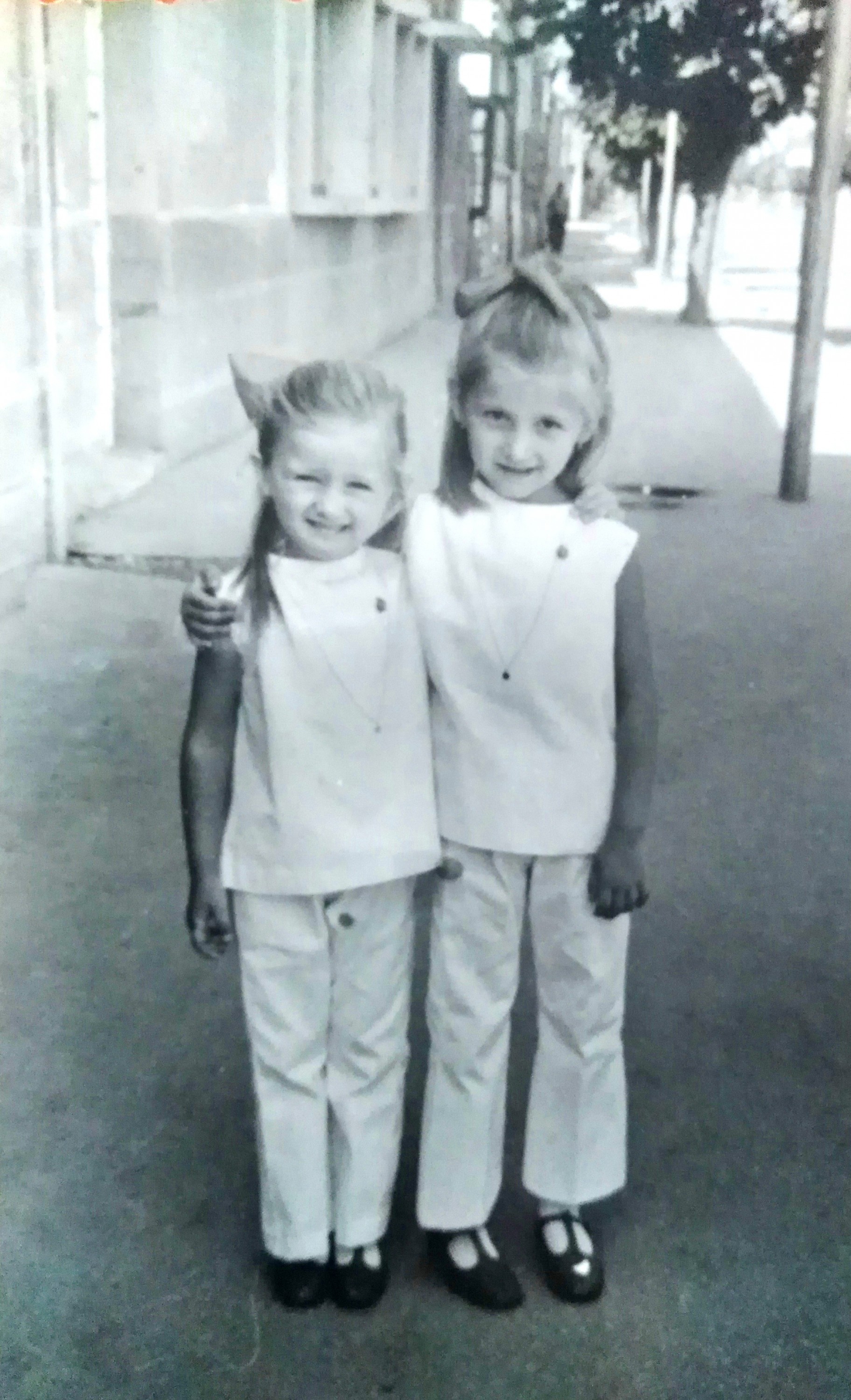 Sestra i ja ispred Centrala 1969. godina