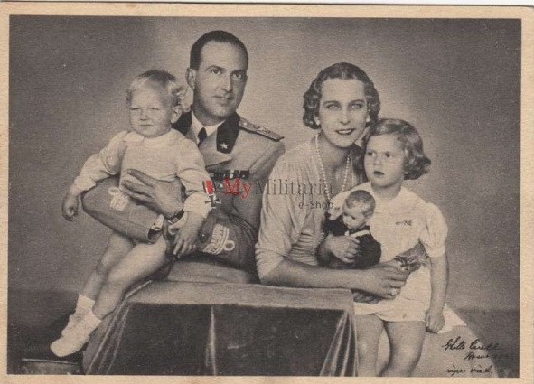 Prinčevski par sa prvorođenom decom: Marijom Pijom i Vitorijom Emanuelom. Marija Pija će se 1955. godine udati za Aleksandra Pavlovog Karađorđevića sa kojim će imati četvoro dece.